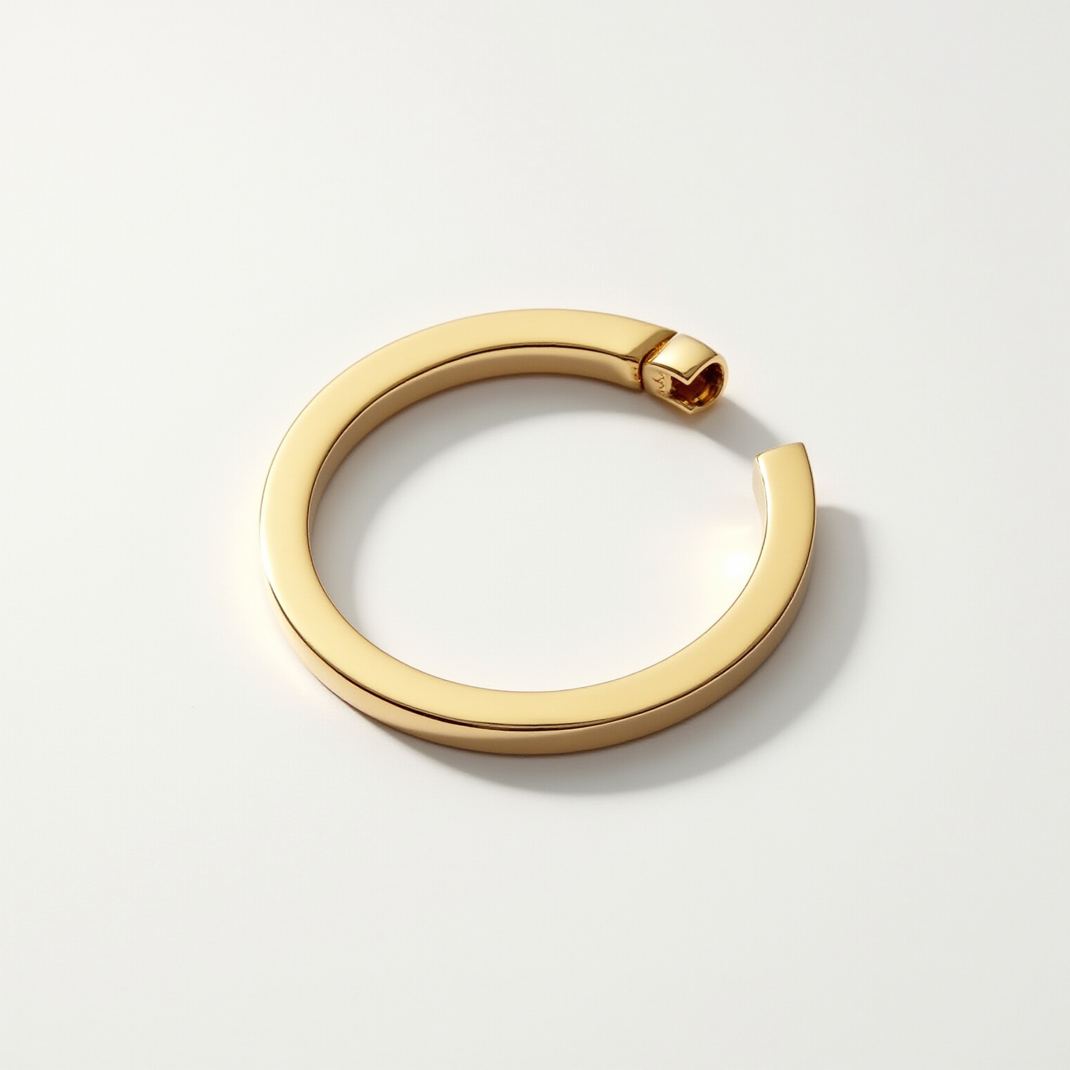 Argola Slim Dourada em Aço Hipoalergênico