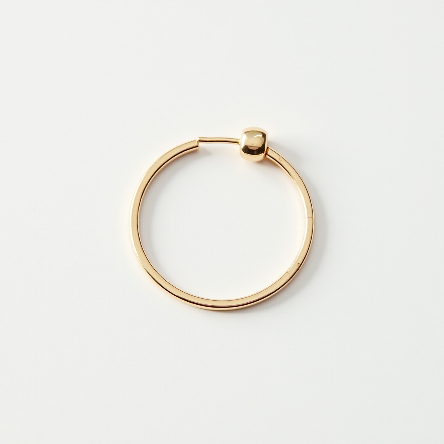 Argola Slim Dourada em Aço Hipoalergênico