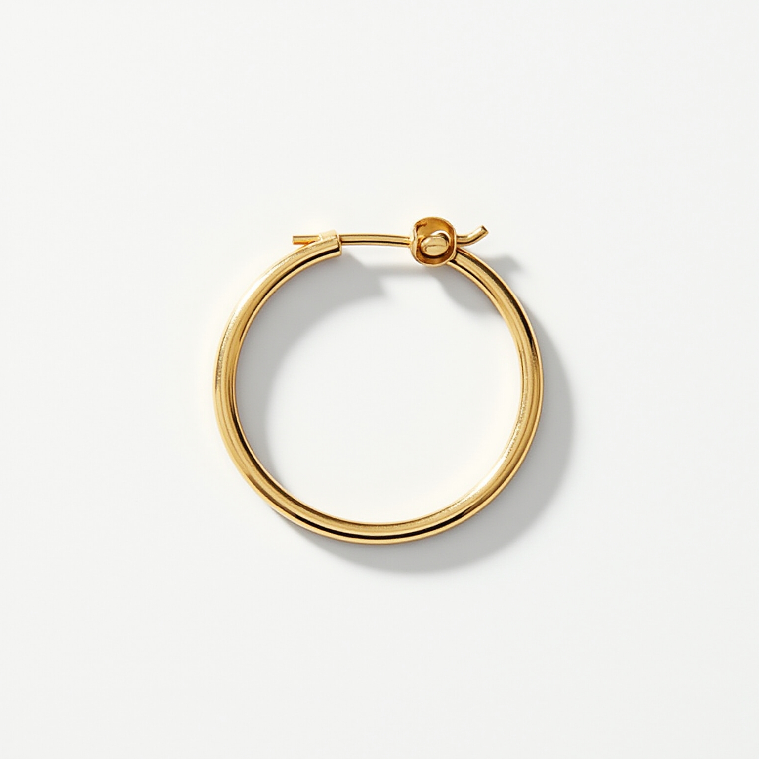 Argola Slim Dourada em Aço Hipoalergênico